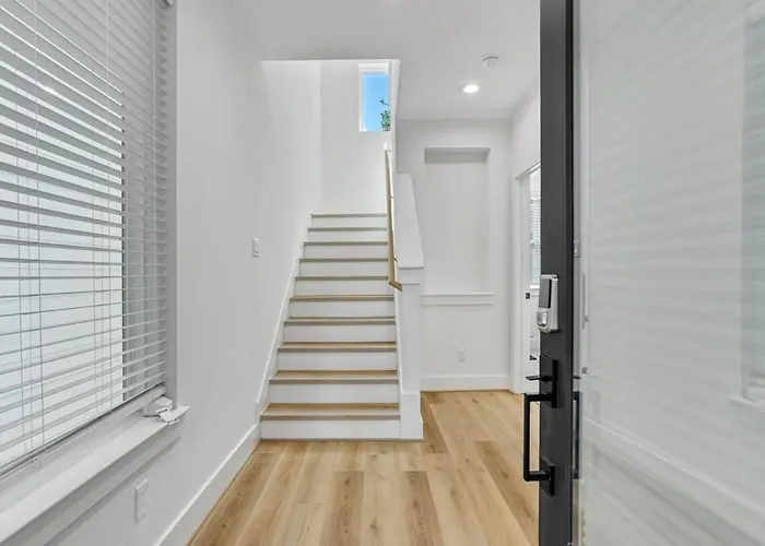 Modern 3Bd Retreat I Near Hotspots I Sleeps 12