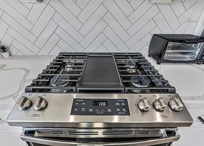 Modern 3Bd Retreat I Near Hotspots I Sleeps 12