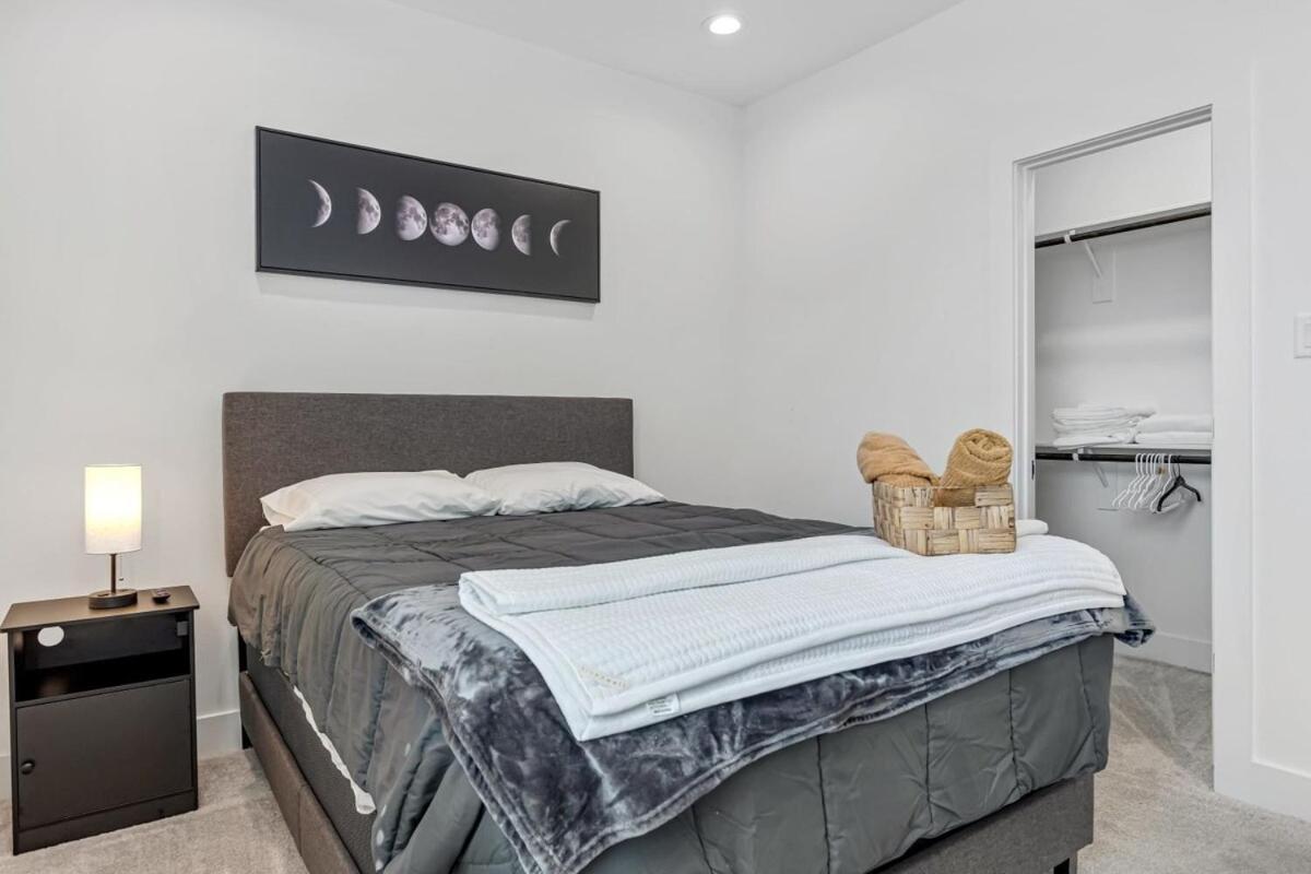 Holiday home Modern 3bd Retreat I Near Hotspots I Sleeps 12 Houston