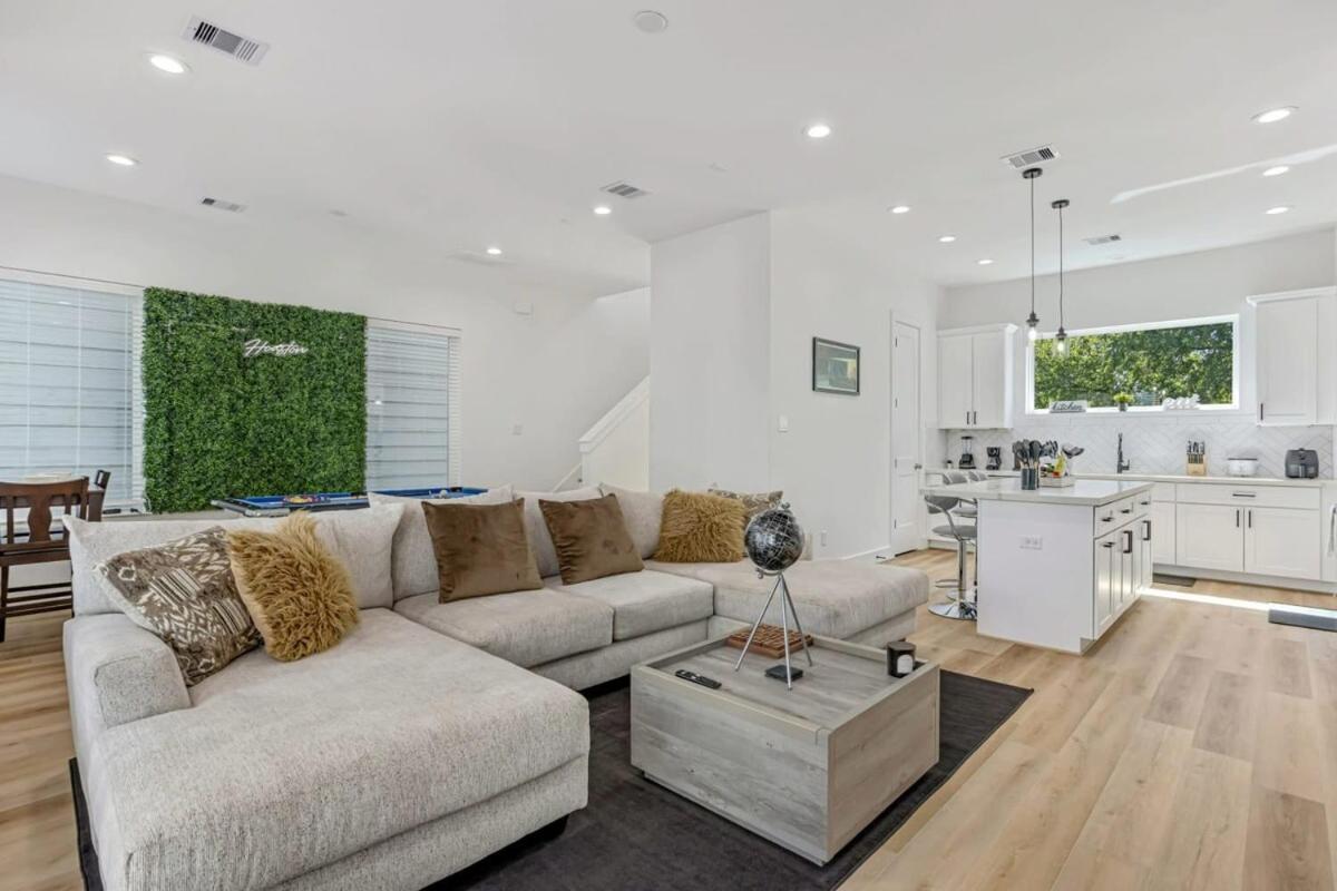 Modern 3bd Retreat I Near Hotspots I Sleeps 12 Holiday home Houston