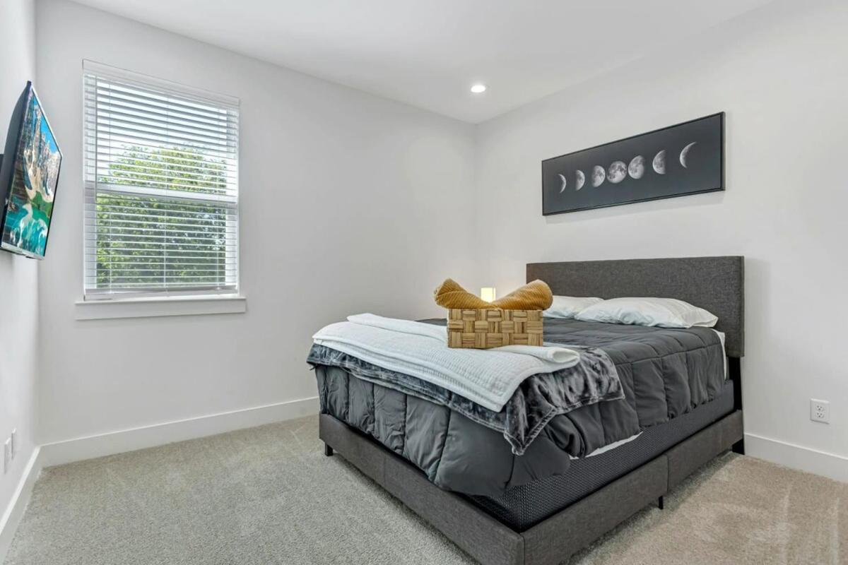 Holiday home Modern 3bd Retreat I Near Hotspots I Sleeps 12 *
